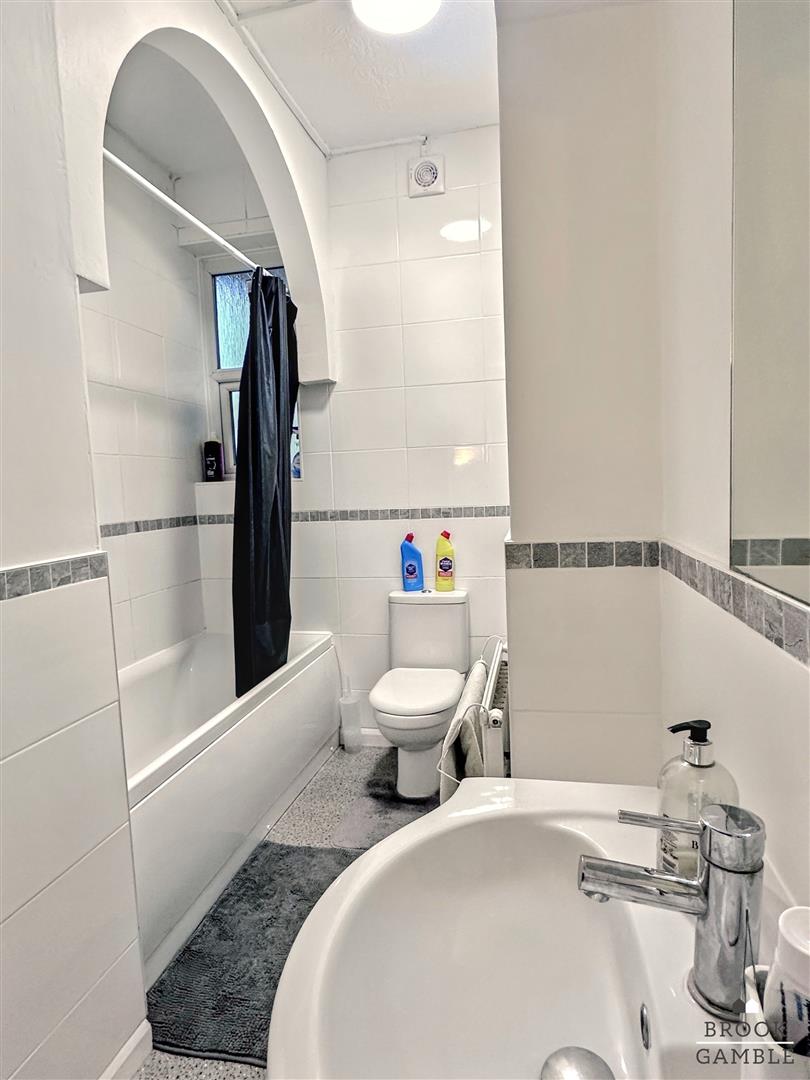 2 Bedroom Flat. Silverdale Road in Eastbourne,  11